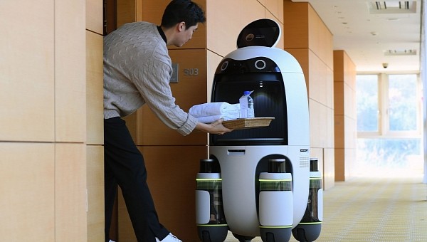 Hyundai's Plug & Drive delivery robot in action