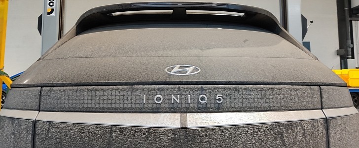 A2MAC1 shared what happens to the Hyundai Ioniq 5's rear glass in winter conditions 