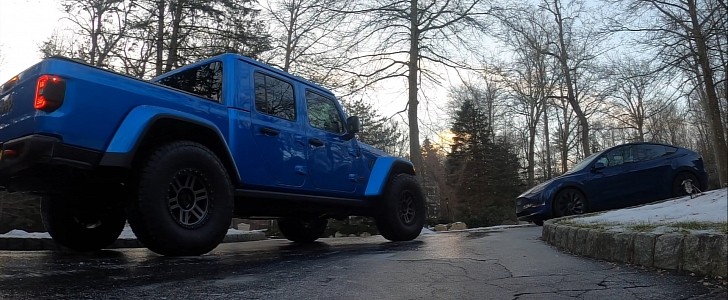 Jeep Gladiator embarrasses itself on an icy incline