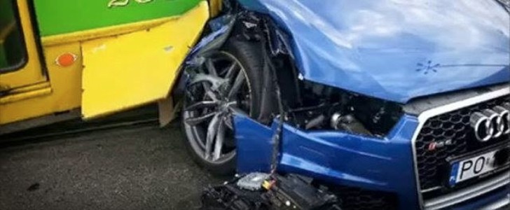 Idiot Audi RS6 Driver Crashes into Tram, Looks Like a Write-Off