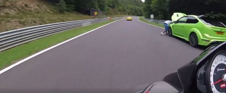 Focus RS Driver Tries to Fix Car in Nurburgring Traffic