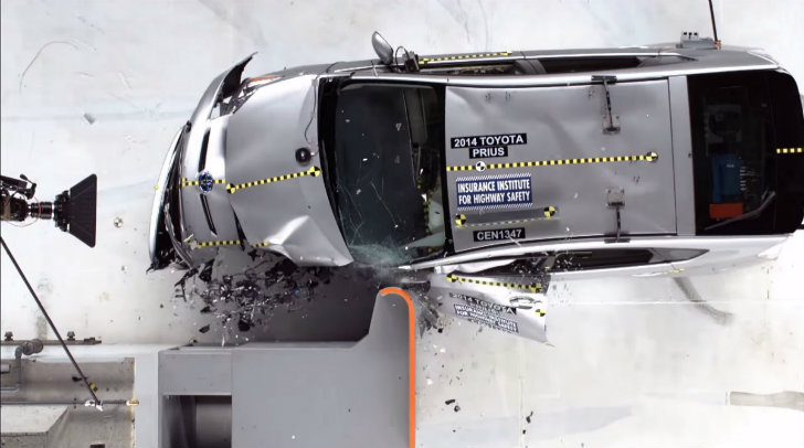 Toyota Prius crash tested by IIHS