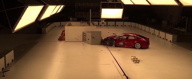 2017 Tesla Model S crash test by IIHS