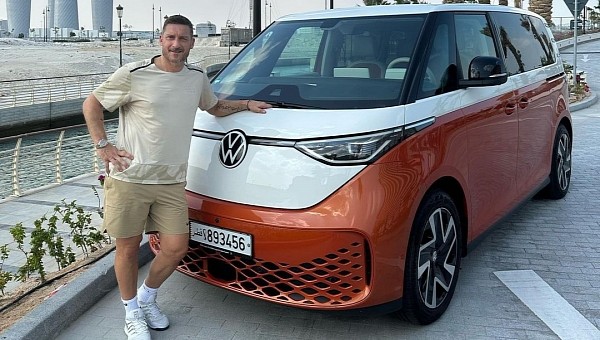 Francesco Totti takes the ID. Buzz out for a drive in Doha, Qatar