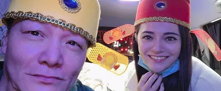 Karaoke taxi driver from Taipei, Taiwan offers free rides if you dare sing