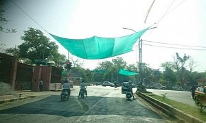 India Installs Shades at Traffic Lights to Keep Motorists Cool