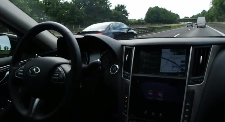 Infiniti Q50 Drives Itself at 100 KM/H with Nobody in the Seat