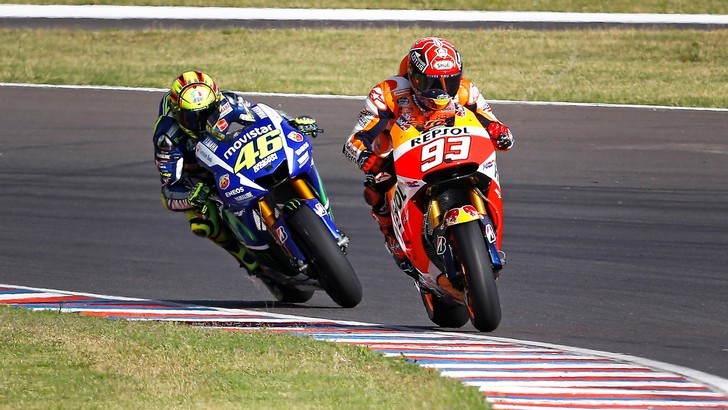 Rossi chasing Marquez in Argentina, 2015