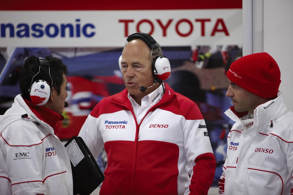 Toyota F1 staff talking to Timo Glock