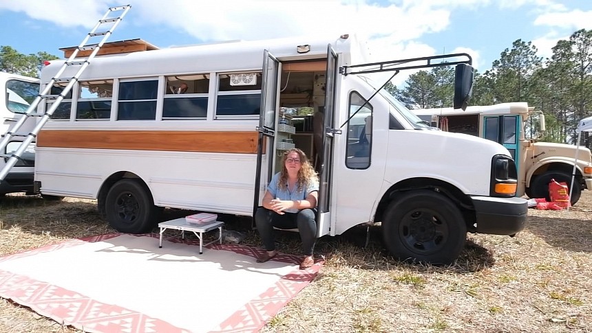 Insanely Cheap Minibus Skoolie Has a Homey Design, It's Up to Par With Much Pricier Rigs