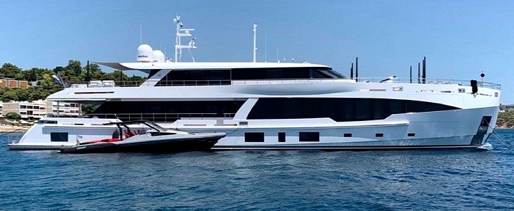 Fifty-Five Yacht