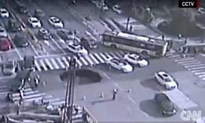 Jedi Chinese Traffic Officer Foresees the Future, Prevents Massive Accident
