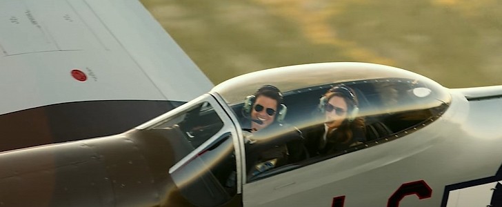 Jennifer Connelly and Tom Cruise in Top Gun 2
