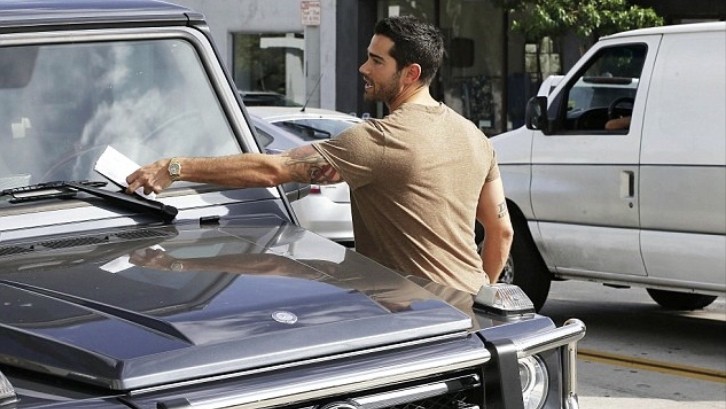 Jesse Metcalfe Gets a Parking Ticket on his G-Wagon