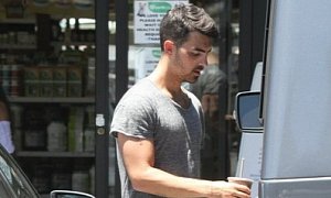 Joe Jonas Still Drives a Mercedes G 550: Not that Famous Anymore?