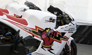 John McGuinness Rides an Electric Bike for Team Mugen at the Isle of Man TT