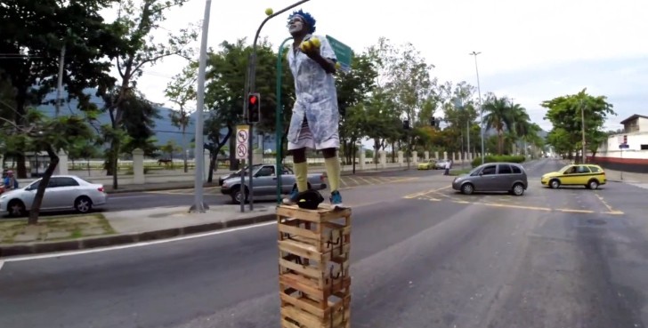 Juggler in Brazil performs in the middle of traffic