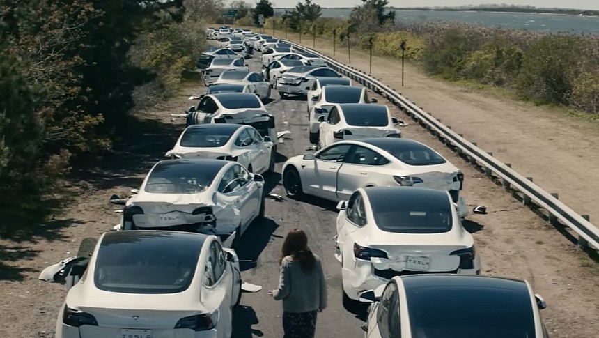 Julia Roberts plays Amanda in an apocalyptic thriller in which her family is attacked by Teslas
