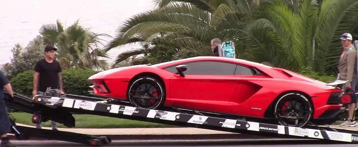 Justin Bieber's new Lamborghini Aventador is being unloaded outside his hotel