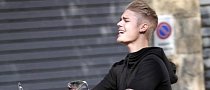 Justin Bieber Rides a Vespa in Venice Without a Helmet: Sure It’s Safe?