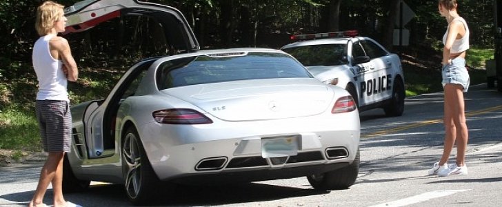 Justin Bieber's Mercedes-Benz SLS AMG breaks down in an intersection