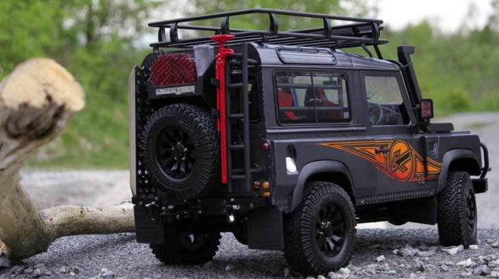 Kahn Land Rover Defender RC model