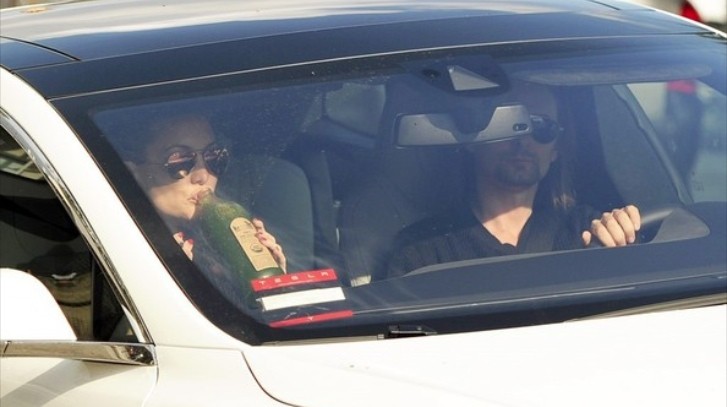 Kate Hudson and Matthew Bellamy driving a new Tesla Model S
