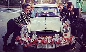 Kelly Brook Poses Next to a Hindustan Ambassador: Sexy and Funny