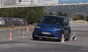 Kia e-Soul Struggles in Moose Test Because of Weight, Tortures Its Tires