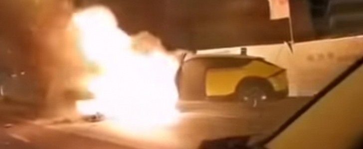 Kia EV6 crashes into a concrete barrier and burst into flames