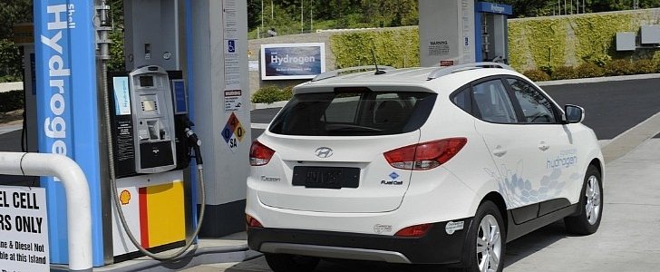 Hyundai Tucson Fuel Cell Vehicle in charging station