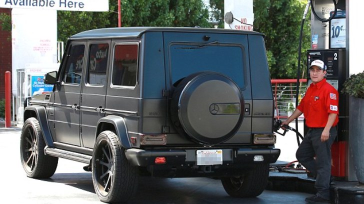 Kim Kardashian seen driving her G-Wagon