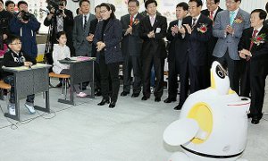 Korean Students Learn from Robots