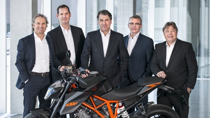 KTM CEO Stefan Pierer (middle) has all the reasons to be happy with the first 214 semester figures