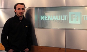 Kubica Makes First Visit to Enstone, Does Seat Fitting in the Renault R30