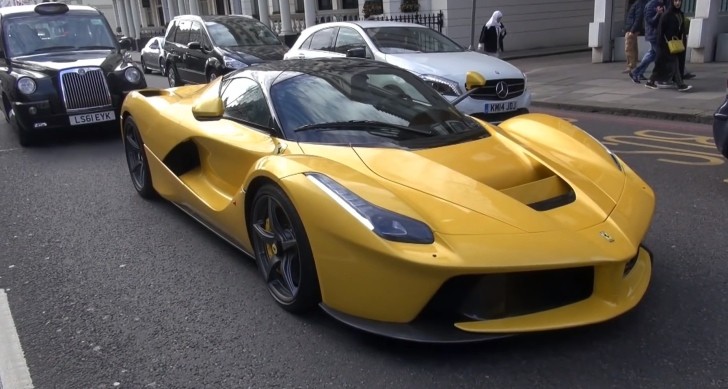 LaFerrari Stalked by Cyclist in London