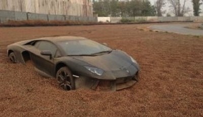 Lamborghini Aventador Burried Alive in Gravel Trap