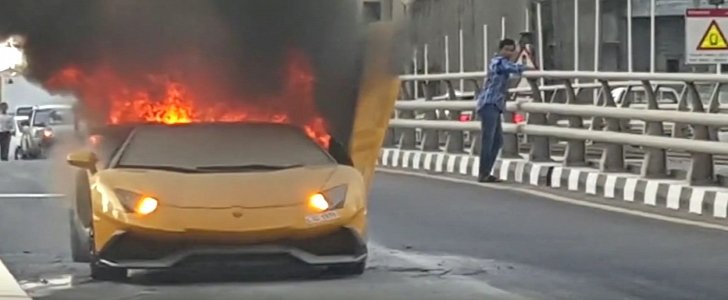 Aventador Roadster catches fire in Dubai