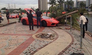 Lamborghini Aventador Crashes into Tree while Drag Racing