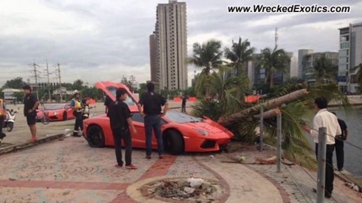 Lamborghini Aventador Crashes into Tree