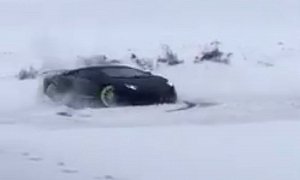 Lamborghini Aventador Pulling AWD Donuts in the Snow Kicks Off the Holiday Season