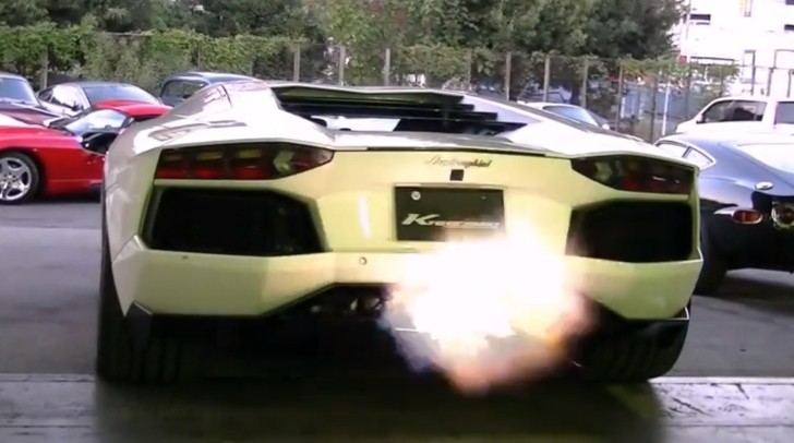 Lamborghini Aventador spits flames with Kreissieg exhaust