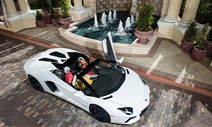 Hot Girl Goes Shopping in Lamborghini Aventador Roadster, Fails