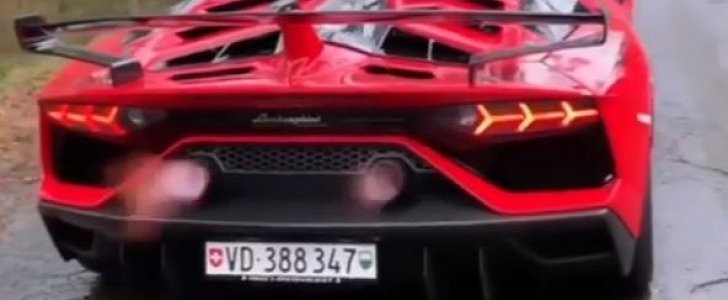 Lamborghini Aventador SVJ Spits Flames