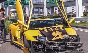Lamborghini Diablo Crashes while Showing Off in Tokyo