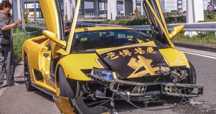 Lamborghini Diablo Crashes while Showing Off in Tokyo