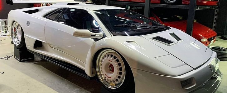 Lamborghini Diablo Slammed on "Turbofan" Wheels 