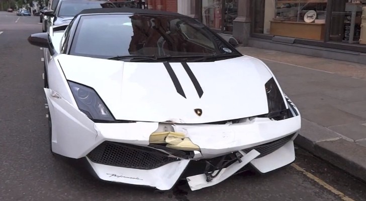 Lamborghini Gallardo Spyder Performante crash in London