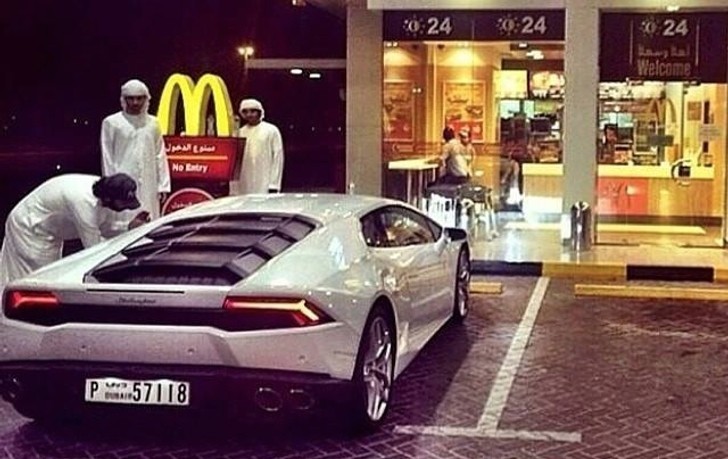 Lamborghini Huracan at McDonalds in Dubai