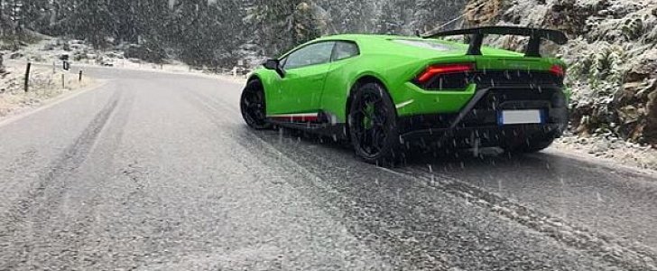 Lamborghini Huracan Performante in snow